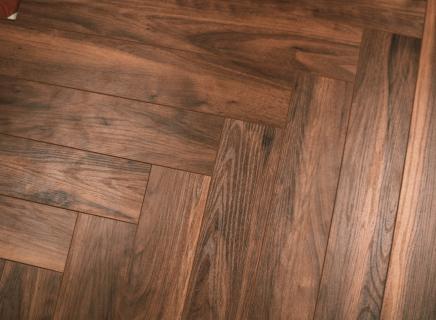 Ламинат Kronparket Herringbone Орех миланский 44785 под ёлочку