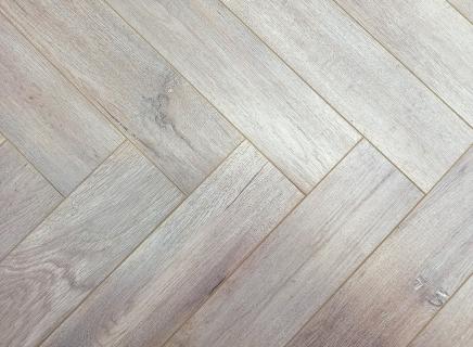 Ламинат Kronparket Herringbone Дуб Клермон 44063 под ёлочку